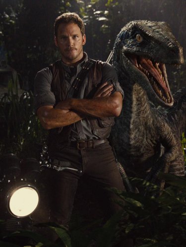 Jurassic World: Chris Pratt in posa con un dinosauro