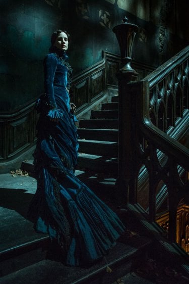 Crimson Peak: Jessica Chastain nei panni di Lady Lucille Sharpe nella prima foto ufficiale del film