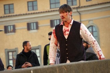 Hannibal: Mads Mikkelsen insanguinato su Ponte Santa Trinita