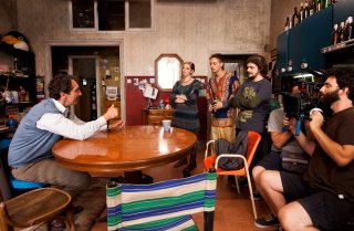 Zio Gianni: Paolo Calabresi in una foto di gruppo sul set