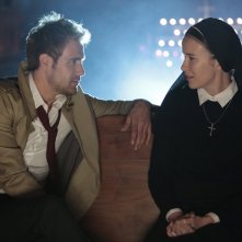 Constantine: Matt Ryan e Claire van der Boom in una scena dell'episodio The Saint of Last Resorts (2)