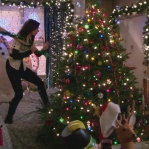 How I Met Your Mother: l'attrice Alyson Hannigan in una scena dell'episodio Natale fra amici