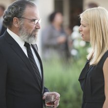 Homeland: Mandy Patinkin e Claire Danes in una scena dell'episodio Long Time Coming 