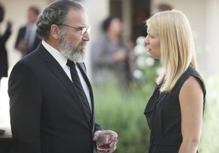 Homeland: Mandy Patinkin e Claire Danes in una scena dell'episodio Long Time Coming