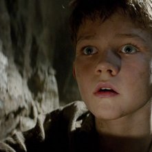 Pan: il piccolo Levi Miller in una scena del film nei panni di Peter Pan