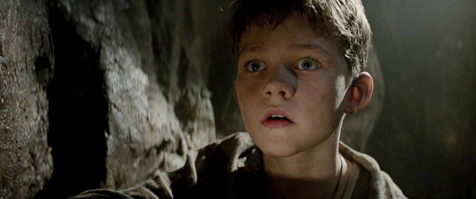 Pan: il piccolo Levi Miller in una scena del film nei panni di Peter Pan