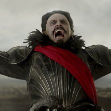 Pan: Hugh Jackman nei panni di Barbanera in una scena del film