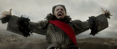 Pan: Hugh Jackman nei panni di Barbanera in una scena del film