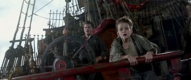 Pan: Levi Miller e Garrett Hedlund in una scena del film