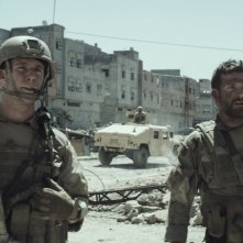 American Sniper: Bradley Cooper con Jake McDorman in una scena del film