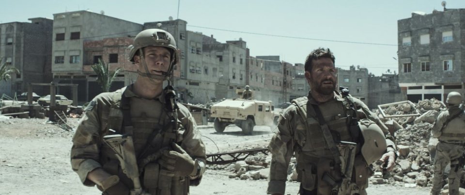 American Sniper: Bradley Cooper con Jake McDorman in una scena del film