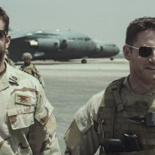 American Sniper: Bradley Cooper con Sam Jaeger in una scena del film