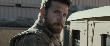 American Sniper: Bradley Cooper nei panni del Navy Seal Chris Kyle in una scena del film
