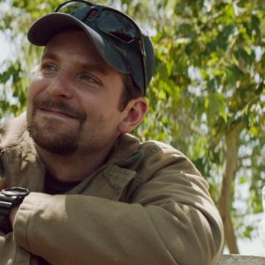 American Sniper: Bradley Cooper con la piccola Madeleine McGraw in una scena