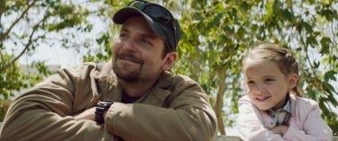 American Sniper: Bradley Cooper con la piccola Madeleine McGraw in una scena