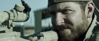 American Sniper: Bradley Cooper in un primo piano tratto dal film