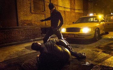 Daredevil: Charlie Cox in azione travestito da vendicatore