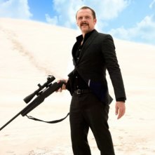 Kill Me Three Times: Simon Pegg imbraccia il fucile in una scena