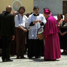 Alessandro Siani e Fabio De Luigi accolgono le autorità ecclesiastiche in una scena della commedia 'Si accettano miracoli'