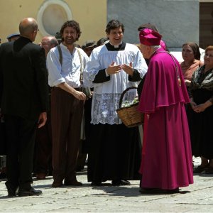 Alessandro Siani e Fabio De Luigi accolgono le autorità ecclesiastiche in una scena della commedia 'Si accettano miracoli'