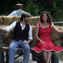 Si accettano miracoli: Alessandro Siani con Ana Caterina Morariu in una scena