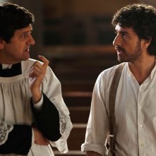 Si accettano miracoli: Alessandro Siani e Fabio De Luigi nei panni di due fratelli molto diversi in una scena del film