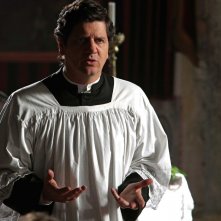 Si accettano miracoli: Fabio De Luigi è Don Germano in un momento del film