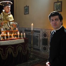 Si accettano miracoli: Fabio De Luigi nei panni di Don Germano in una scena del film