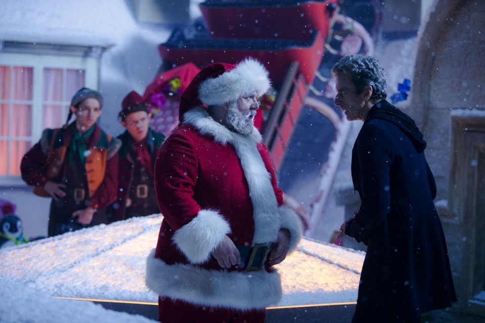 Doctor Who: gli attori Nick Frost e Peter Capaldi una scena di Last Christmas