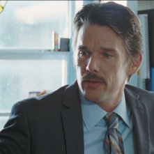 Boyhood: Ethan Hawke in una scena del film