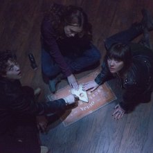 Ouija: Douglas Smith con Olivia Cooke e Ana Coto in una scena del film horror