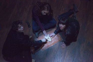 Ouija: Douglas Smith con Olivia Cooke e Ana Coto in una scena del film horror
