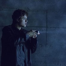 Ouija: Douglas Smith in una scena del film horror