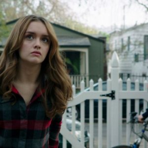 Ouija: Olivia Cooke con Daren Kagasoff in una scena del film horror