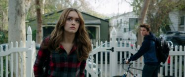 Ouija: Olivia Cooke con Daren Kagasoff in una scena del film horror