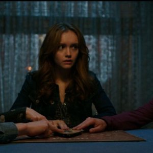Ouija: Olivia Cooke insieme a Ana Coto, Daren Kagasoff, Douglas Smith e Bianca A. Santos in una scena del film horror