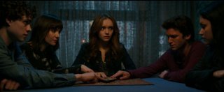 Ouija: Olivia Cooke insieme a Ana Coto, Daren Kagasoff, Douglas Smith e Bianca A. Santos in una scena del film horror