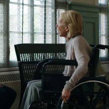 Ouija: Lin Shaye con Olivia Cooke in una scena del film horror