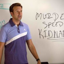 Come ammazzare il capo 2: Jason Sudeikis nei panni di Kurt escogita un piano di rapimento in una scena del film