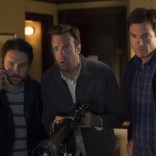 Come ammazzare il capo 2: Jason Bateman, Jason Sudeikis e Charlie Day in una scena del film
