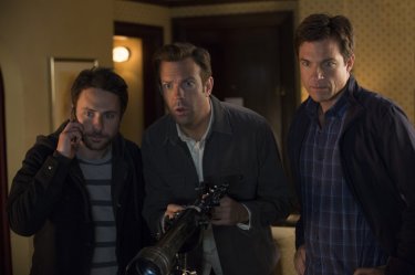 Come ammazzare il capo 2: Jason Bateman, Jason Sudeikis e Charlie Day in una scena del film