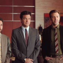 Come ammazzare il capo 2: Jason Bateman, Charlie Day e Jason Sudeikis imprenditori in proprio in una scena della commedia