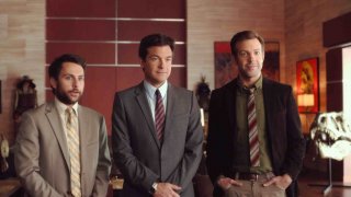 Come ammazzare il capo 2: Jason Bateman, Charlie Day e Jason Sudeikis imprenditori in proprio in una scena della commedia