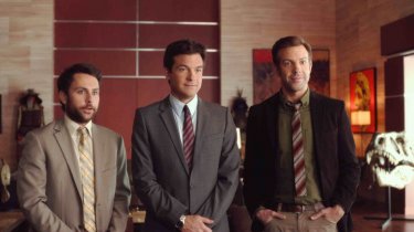 Come ammazzare il capo 2: Jason Bateman, Charlie Day e Jason Sudeikis imprenditori in proprio in una scena della commedia