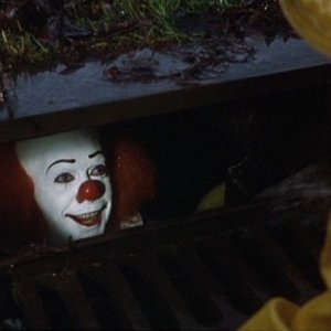 It: Tim Curry in un'immagine della serie tv del 1990