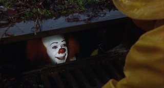 It: Tim Curry in un'immagine della serie tv del 1990