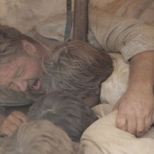 The Water Diviner: Russell Crowe in una scena del film si salva da una drammatica esplosione