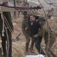 The Water Diviner: Russell Crowe, protagonista e regista del film, in una concitata scena