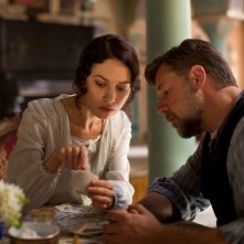 The Water Diviner: Russell Crowe insieme a Olga Kurylenko in un romantico momento del film