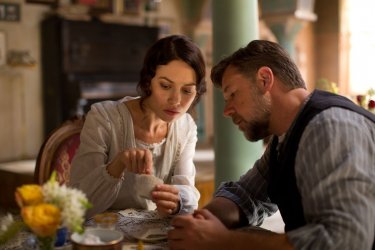 The Water Diviner: Russell Crowe insieme a Olga Kurylenko in un romantico momento del film